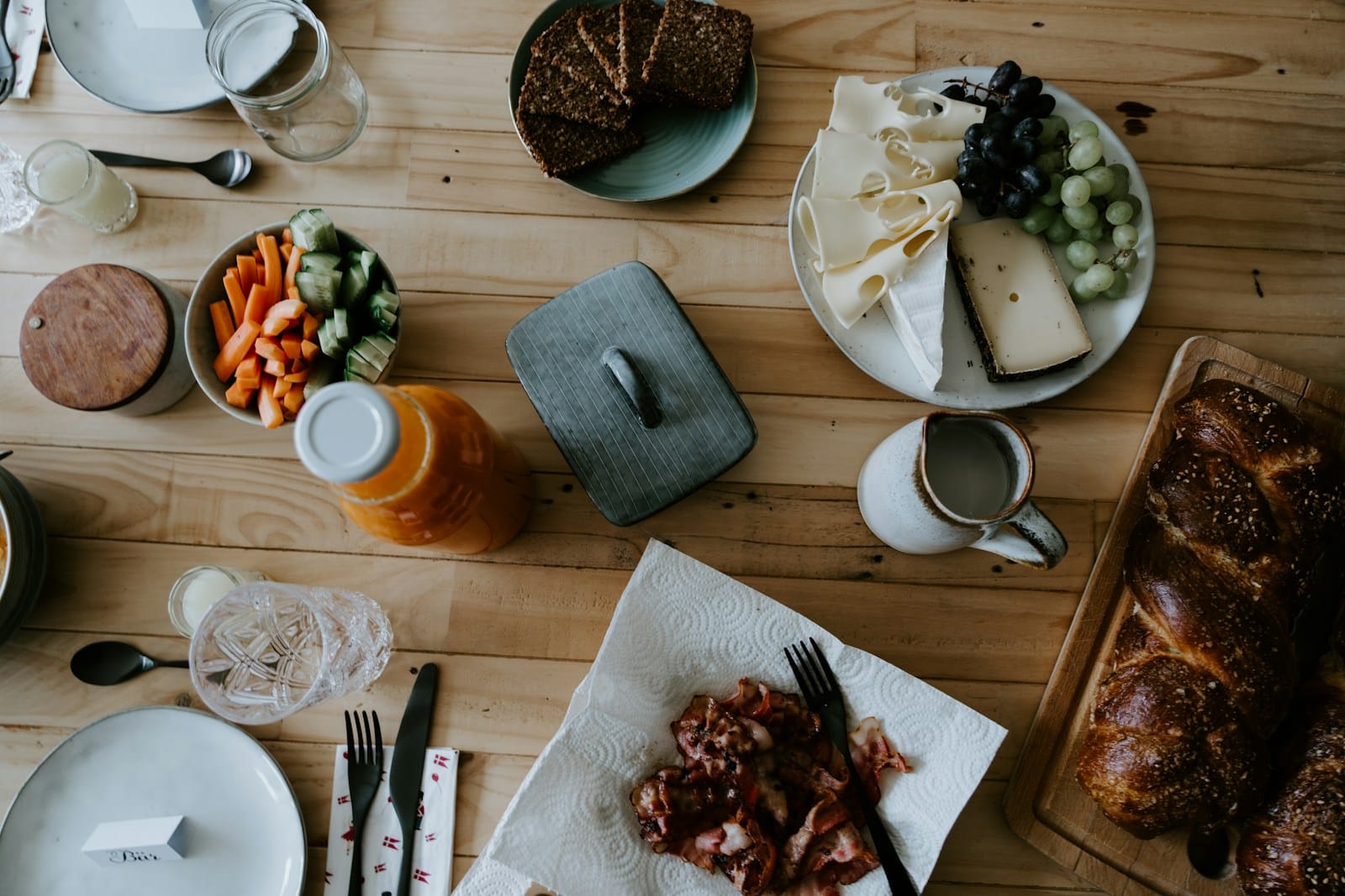 Photo by Claudio Schwarz a wooden table topped with plates of food