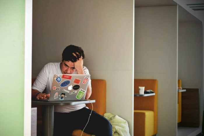 Informations importantes sur le traitement des bourses au Crous de Lyon 1 man wearing white top using MacBook