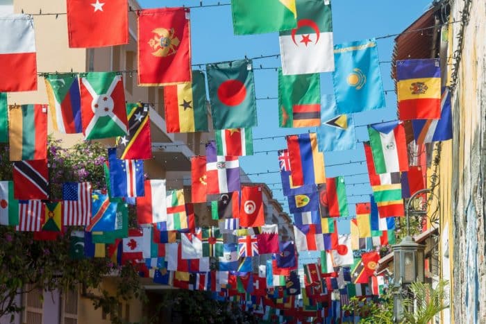 Students Welcome Desk : Le dispositif d'accueil des étudiants internationaux de l'Académie de Lyon 1 a wall with many flags from it