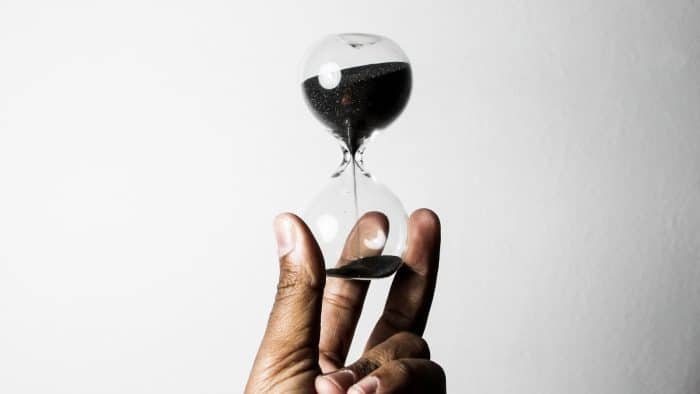 Que faire si j'ai oublié de faire ma demande de bourse au Crous avant le 31 mai ? 1 person holding hourglass