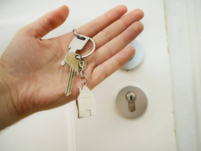 Demande de logement Crous 2026 : vous avez reçu une réponse, que faire maintenant ? 1 keys on hand