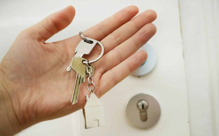 Demande de logement Crous 2026 : vous avez reçu une réponse, que faire maintenant ? 1 keys on hand